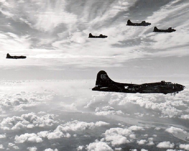 Boeing B-17 Flying Fortress  Bombers in flight 8x10 WWII World War 2 Photo 575a
