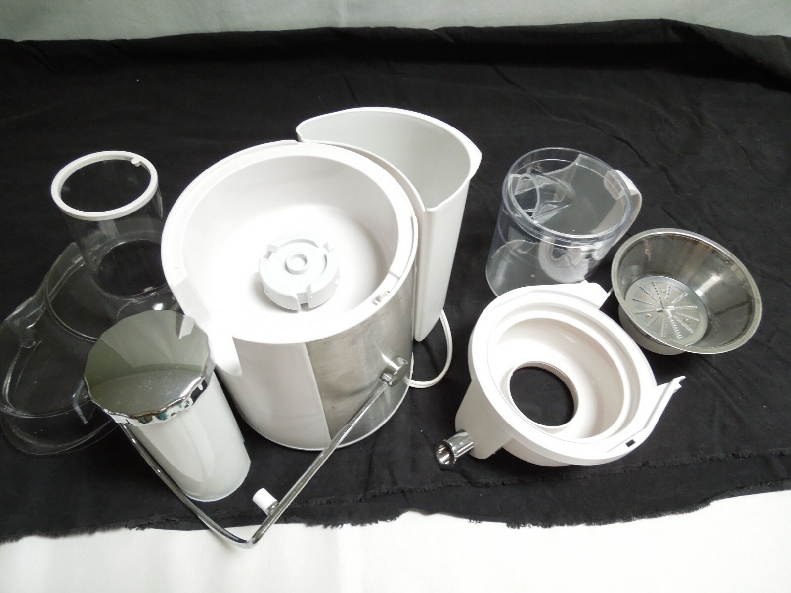 Bella High Power Juice Extractor Model XJ-BK129 White with All Attachments