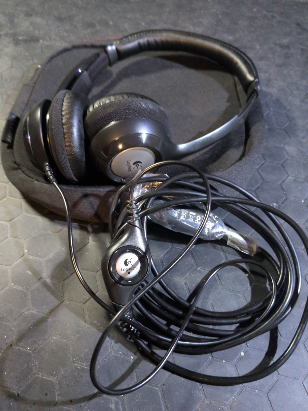 Logitech DLZ-A-00052 USB Gaming Headset Headphones Microphone