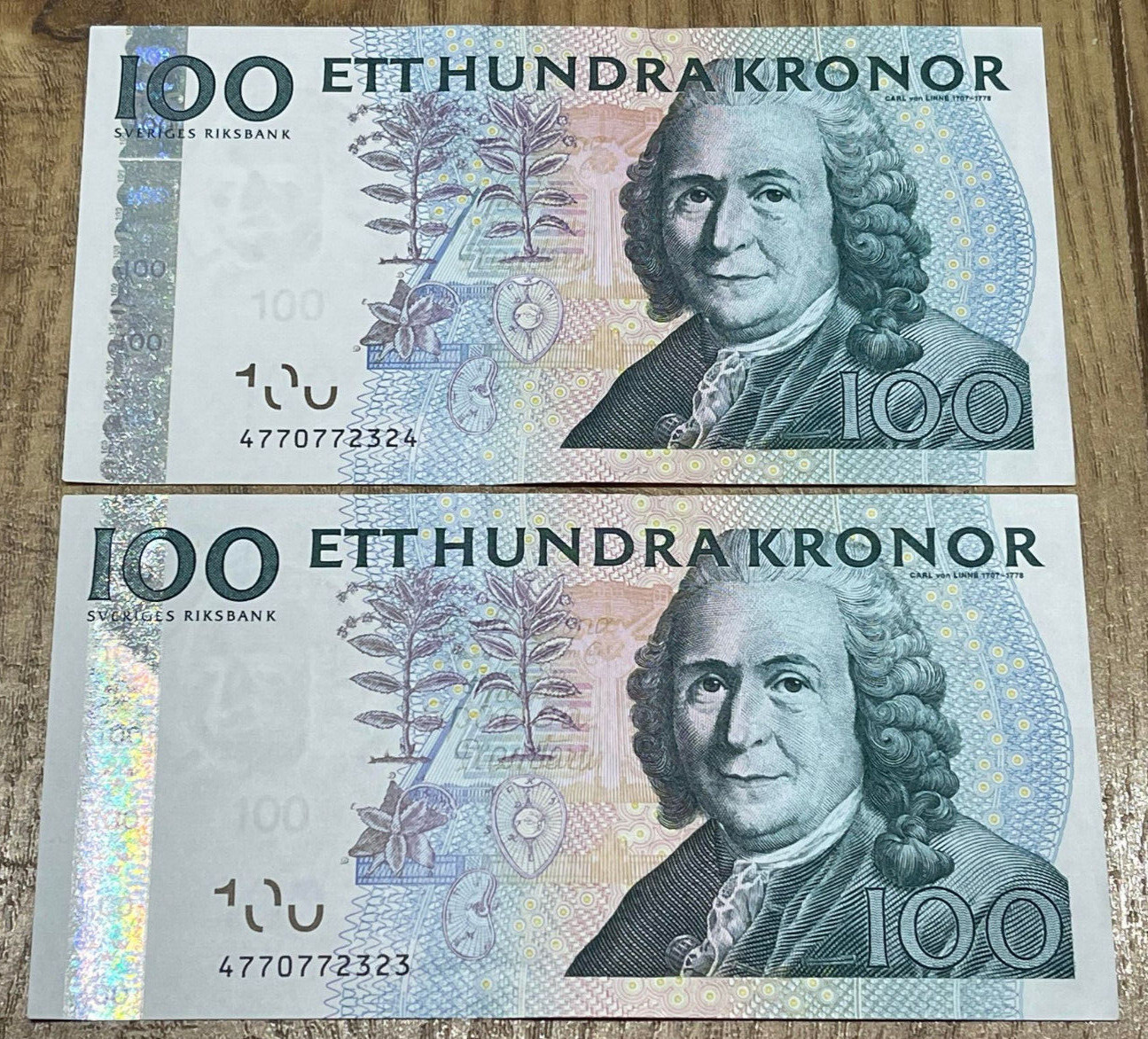 Sweden: 2 x 100 Kronor banknotes in UNCIRCULATED condition. SEK