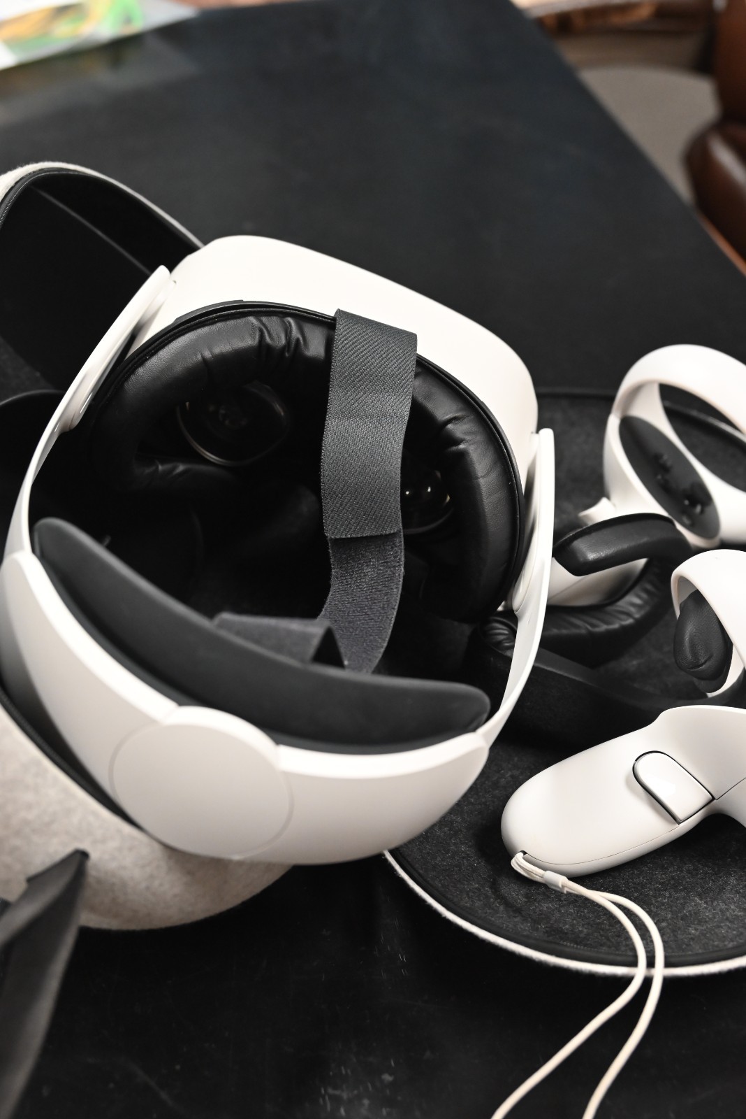 Oculus Quest 2 Meta VR Headset - White, 64gb - with 2 Controllers