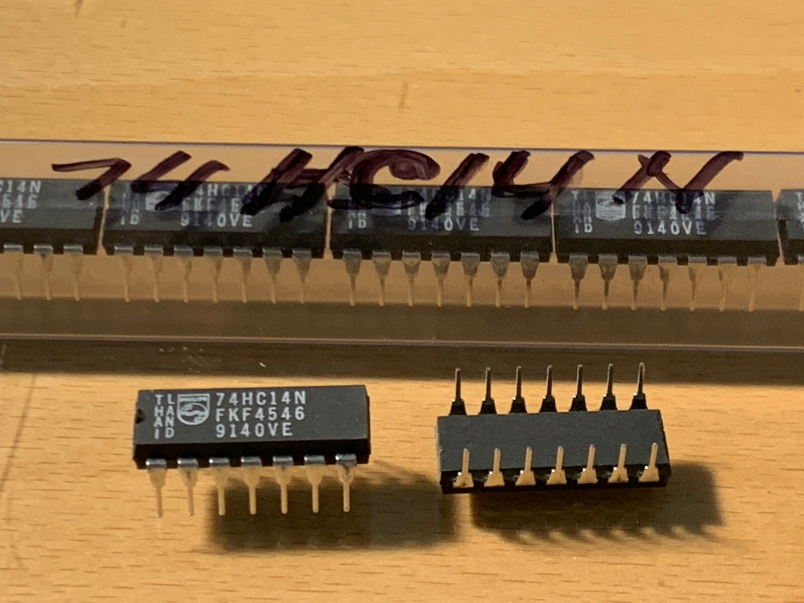 74HC14 - PHILIPS IC - Hex Inverters w / Schmitt Trigger Inputs, dip-14.