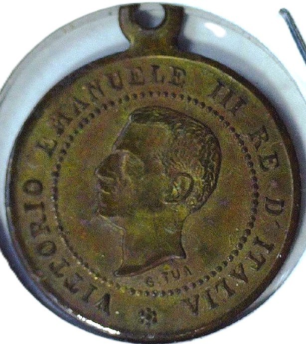 ITALY - VINTAGE VITTORIO EMANUELE III RE D' ITALIA MEDAL W/ Loop - EC 7891 A-B