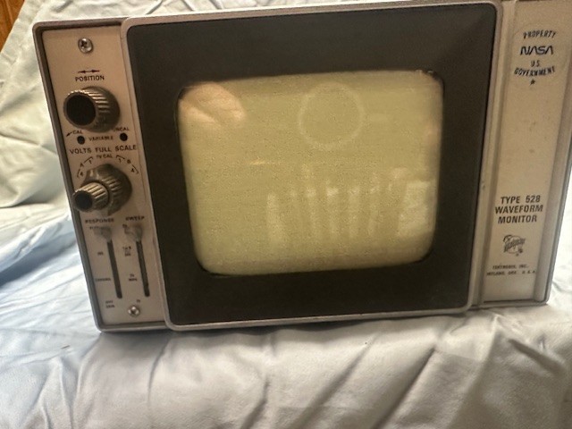 Tektronix type 528 waveform monitor