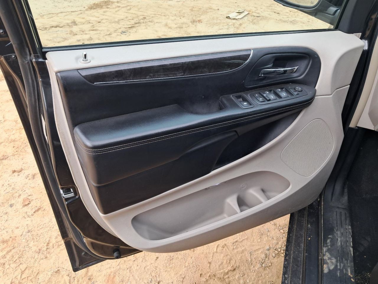 TOWN COUN 2012 Glove Box 5024322