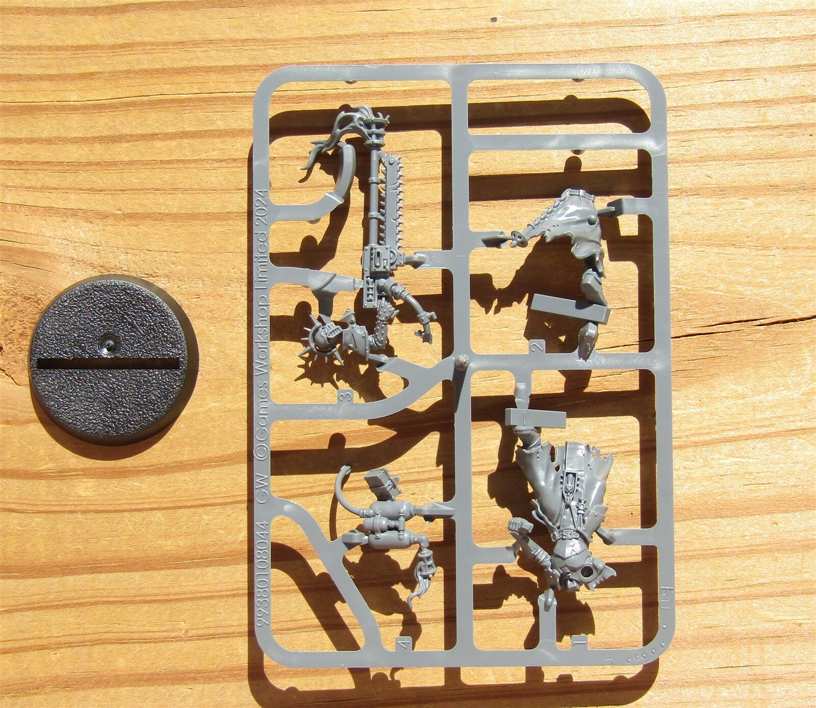 40K Sisters of Battle Ministorum Priest w/ Vindicator on Sprue