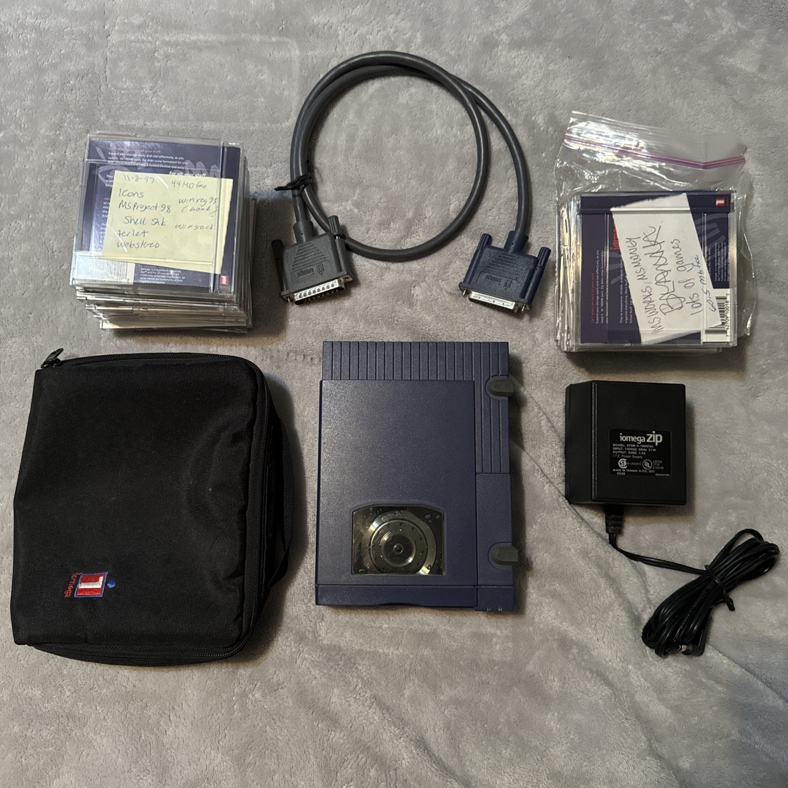 iomega Zip Disk 100 #Z100P2 External Drive w/Cords & Carry Case Powers On