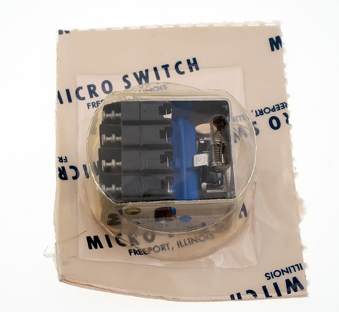Honeywell Micro Switch 2D32 250V AC 30V DC 5A NOS