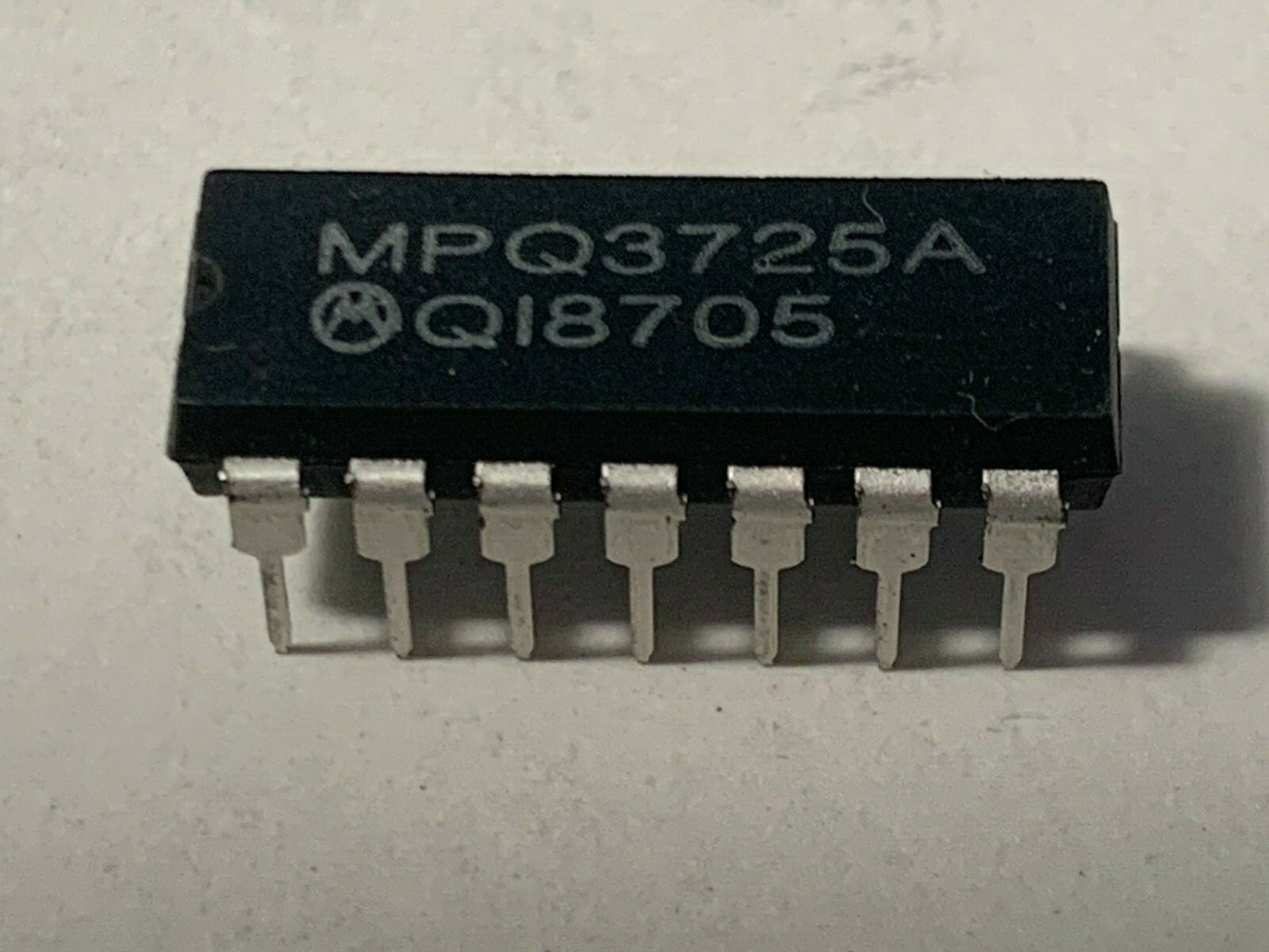 Motorola IC-MPQ3725A- BJT NPN Quad Transistor- DIP-14.