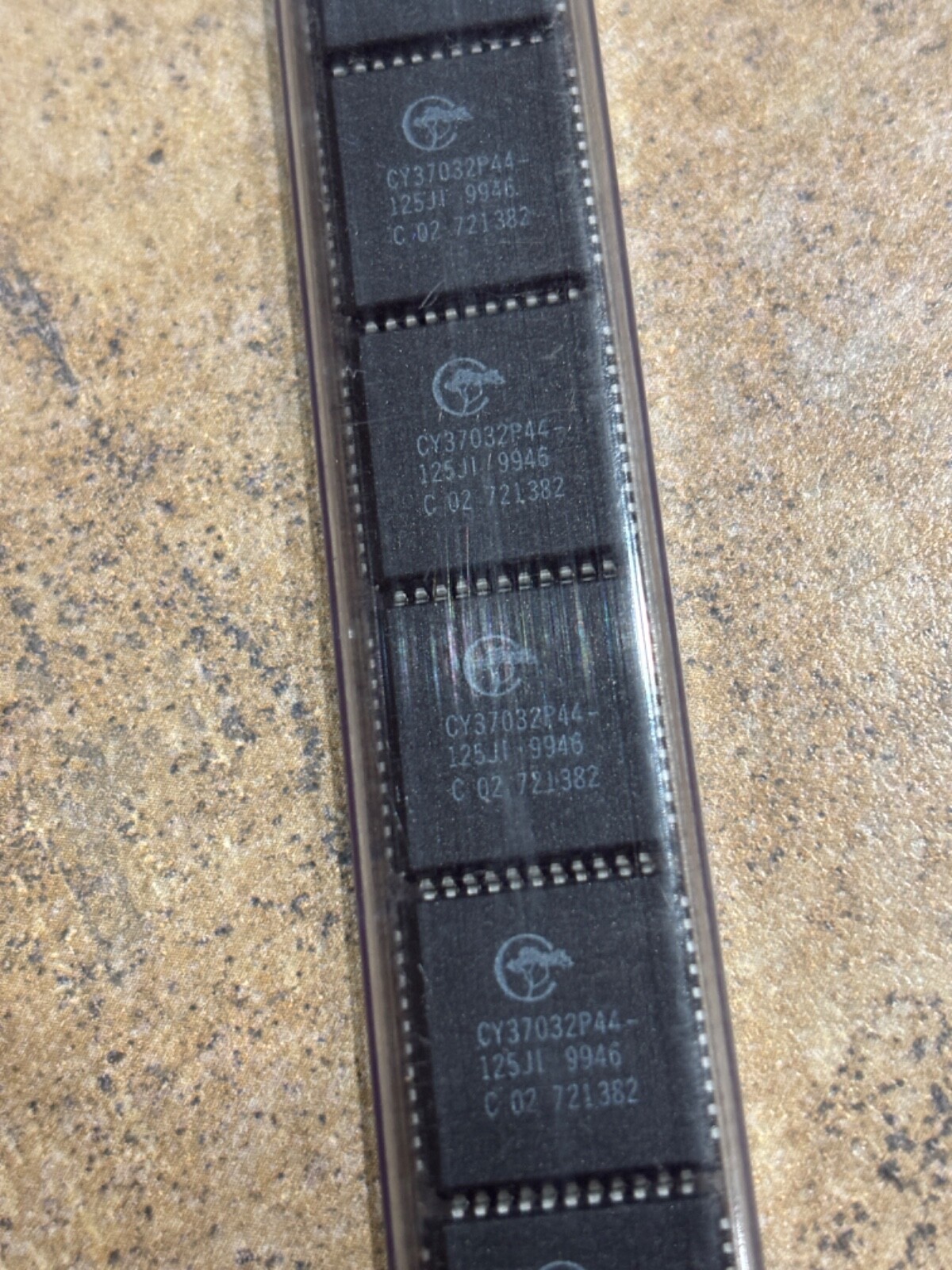 CY37032P44-125JI CYPRESS IC NEW  PLCC-44(16.6x16.6)Programmable Logic Device NOS