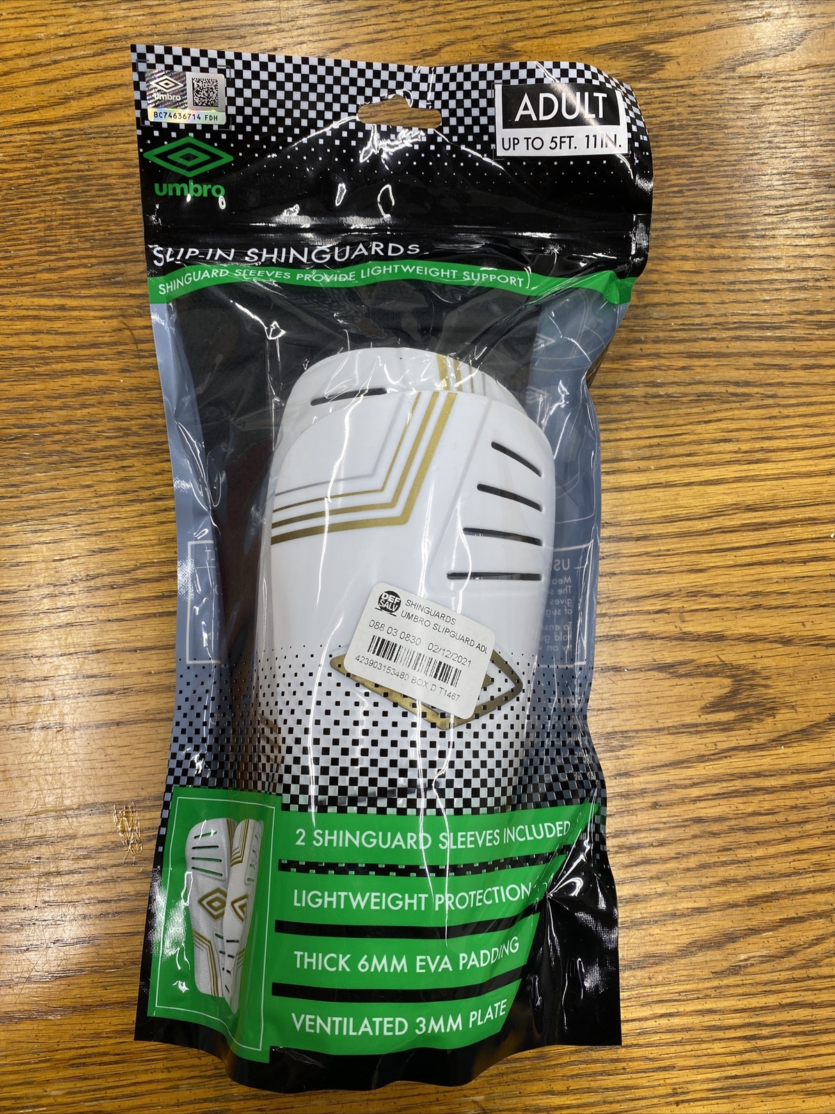 NIP Umbro Lightweight Padded Adult Slip-In Shinguards  w/ Shinguard Sleeves Inc.