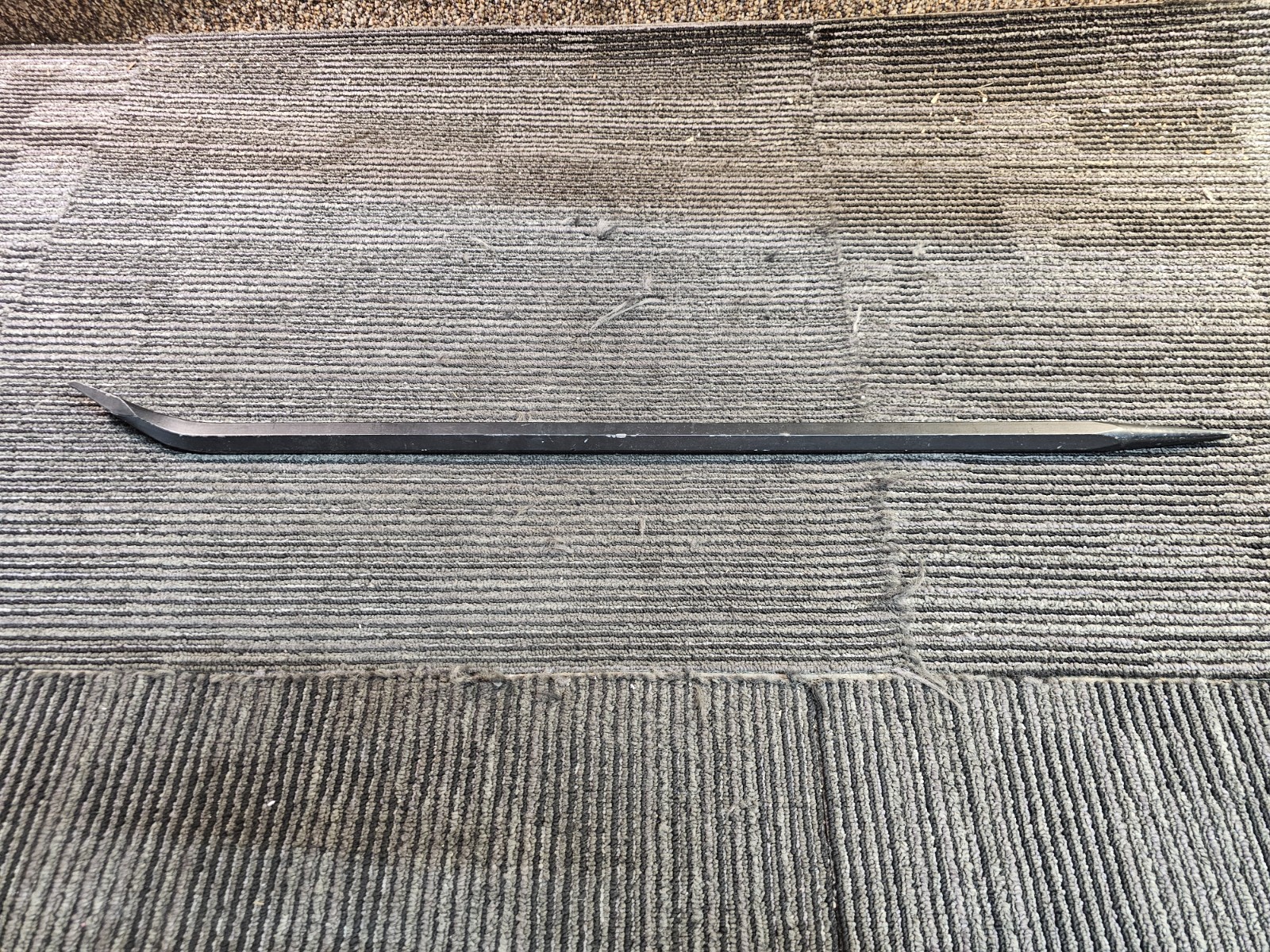 Mutt Tools 29" Pry Bar Heat Treated Alloy Steel, Black