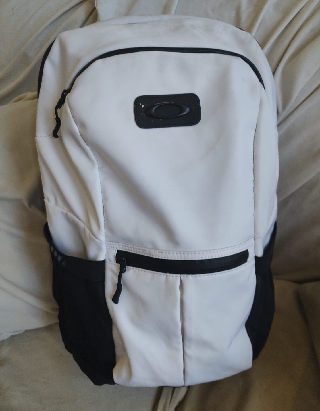 OAKLEY WHITE/ BLACK NYLON LARGE BACKPACK