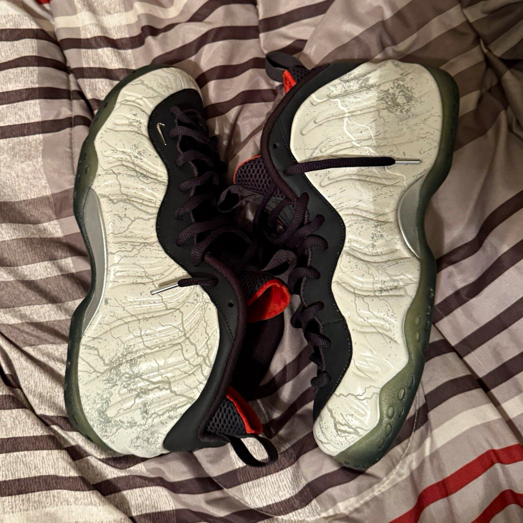 Nike Air Foamposite One Premium Tekken Graphic Print Mid Top Basketball Sneaker