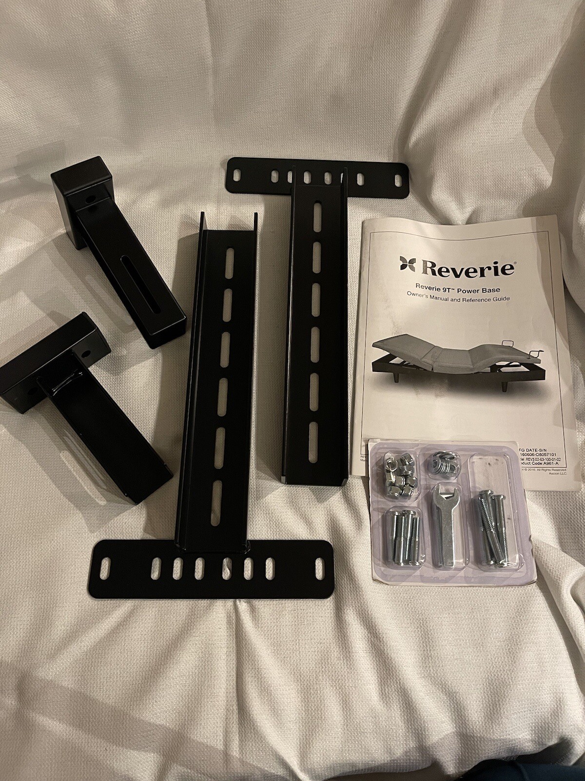 Reverie 9T Series Headboard Kit: Brackets, Instruction manual, Hardware OEM