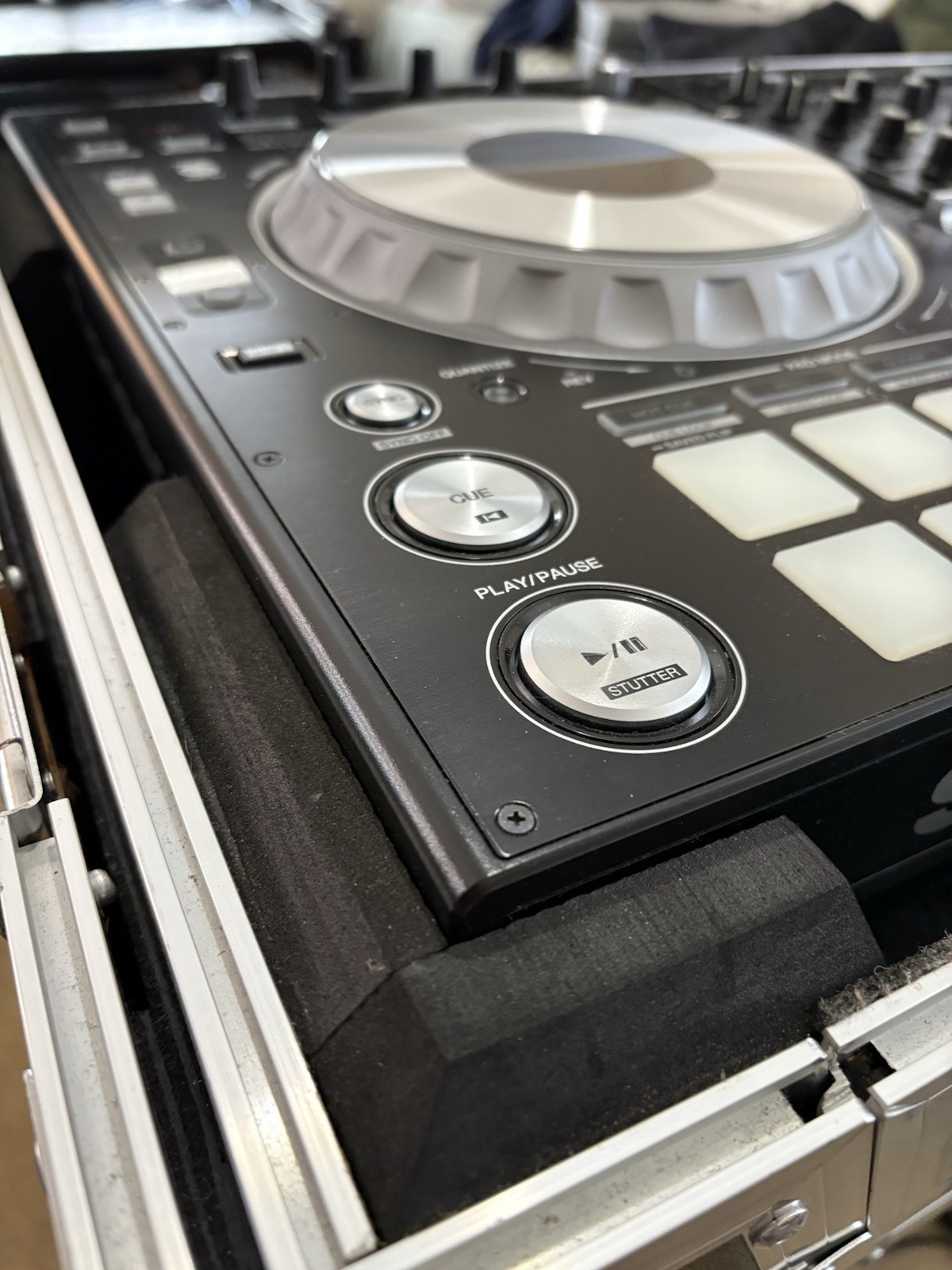 Pioneer DJ DDJ-SZ2 Pro DJ Controller w/ Odyssey Flight Case Bundle-Excellent