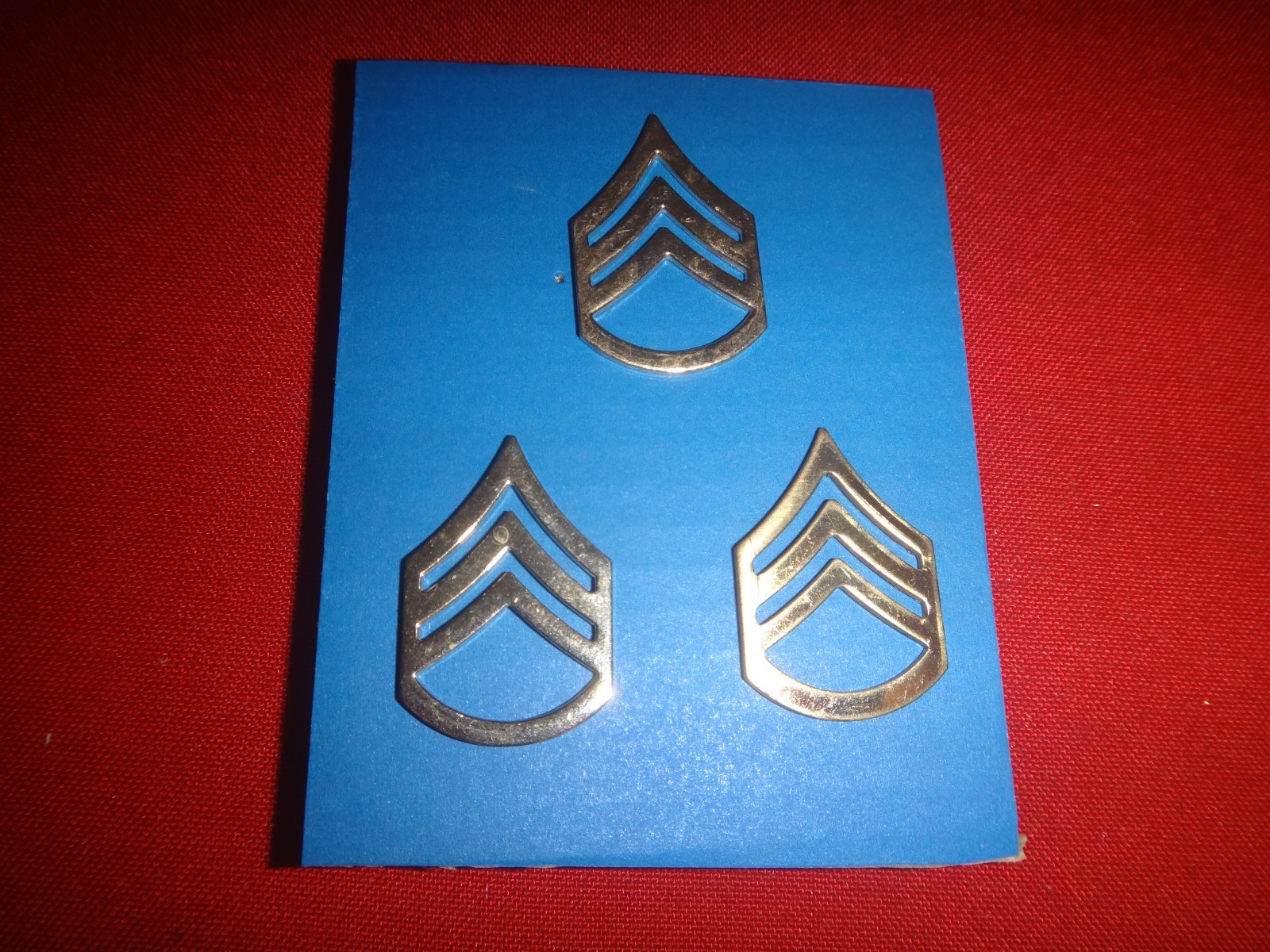 US Army STAFF SERGEANT Metal Cap Badge + Pair Of Matching Collar Badges