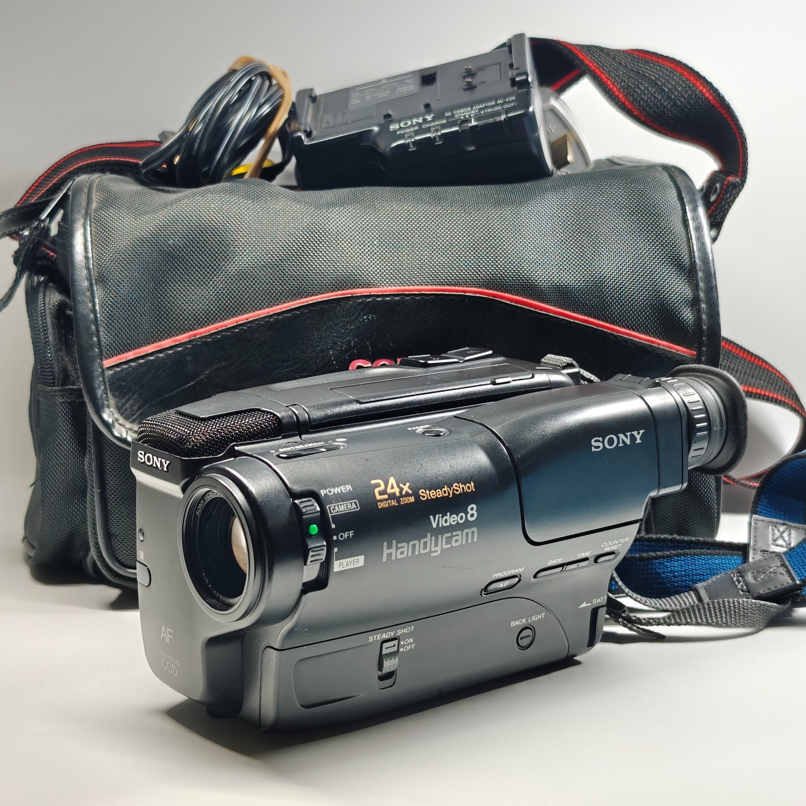 Sony Handycam CCD-TR550E Camcorder Video8 Tape 24x Zoom 1990s + Charger, Bag, AV