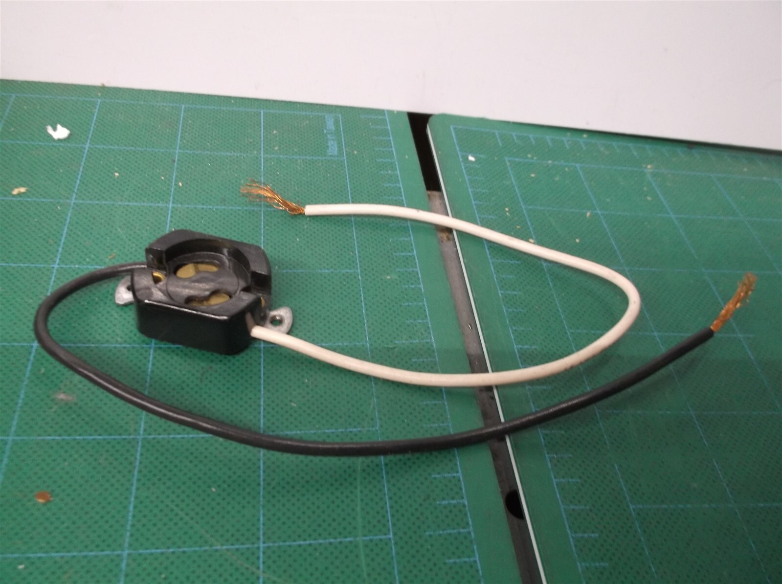 Leviton 396 w Mounting tab Black Fluorescent Starter Base Holder 9" Leads