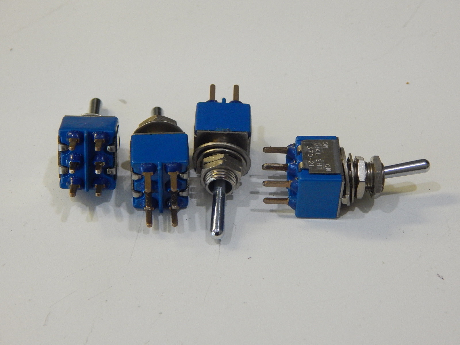 DAILIGHT 570-21 BAT STYLE PC MOUNT TOGGLE SWITCH DPDT ON-ON 5A 125V - 4 PIECES