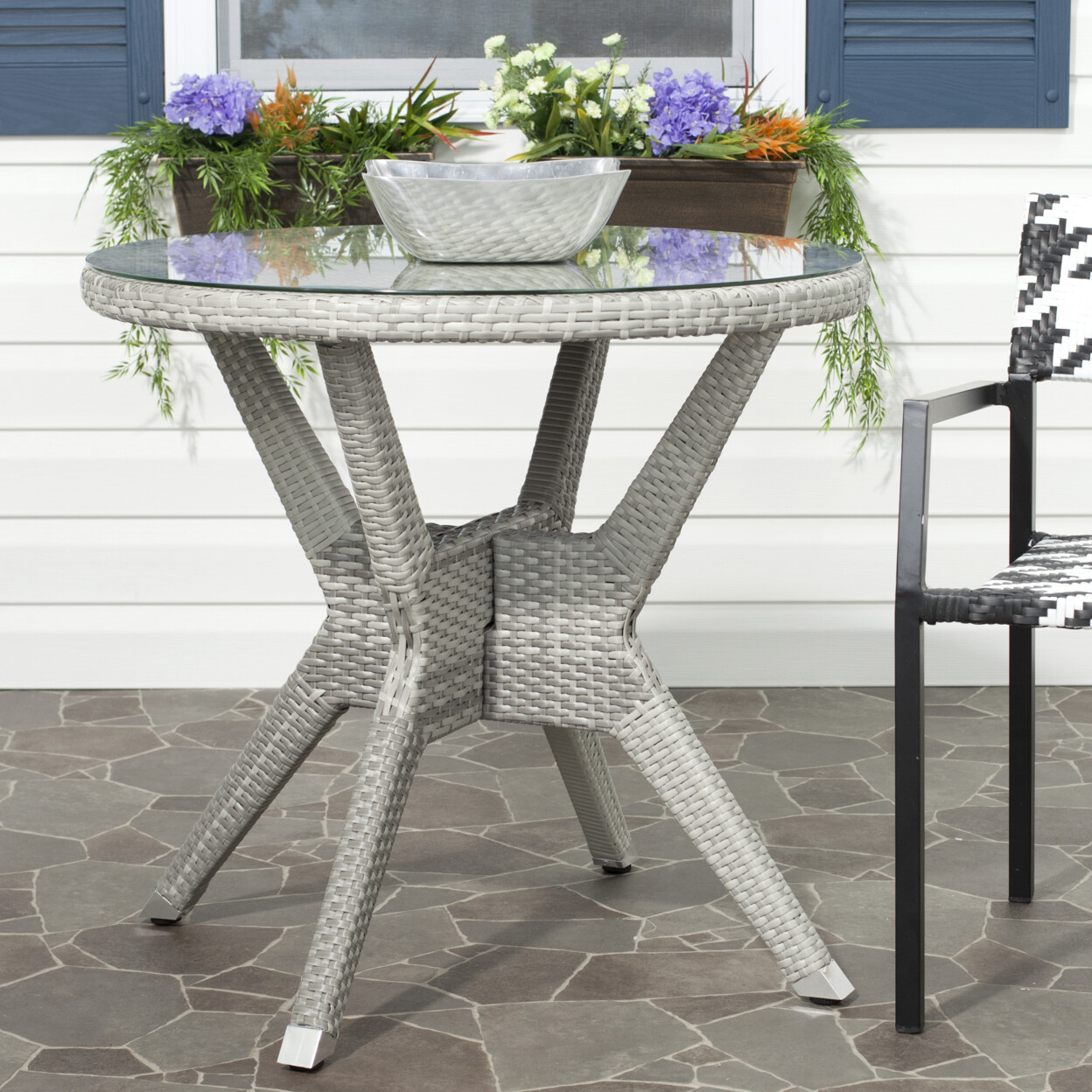 SAFAVIEH Outdoor Collection Langer Round Dining Table | Grey |