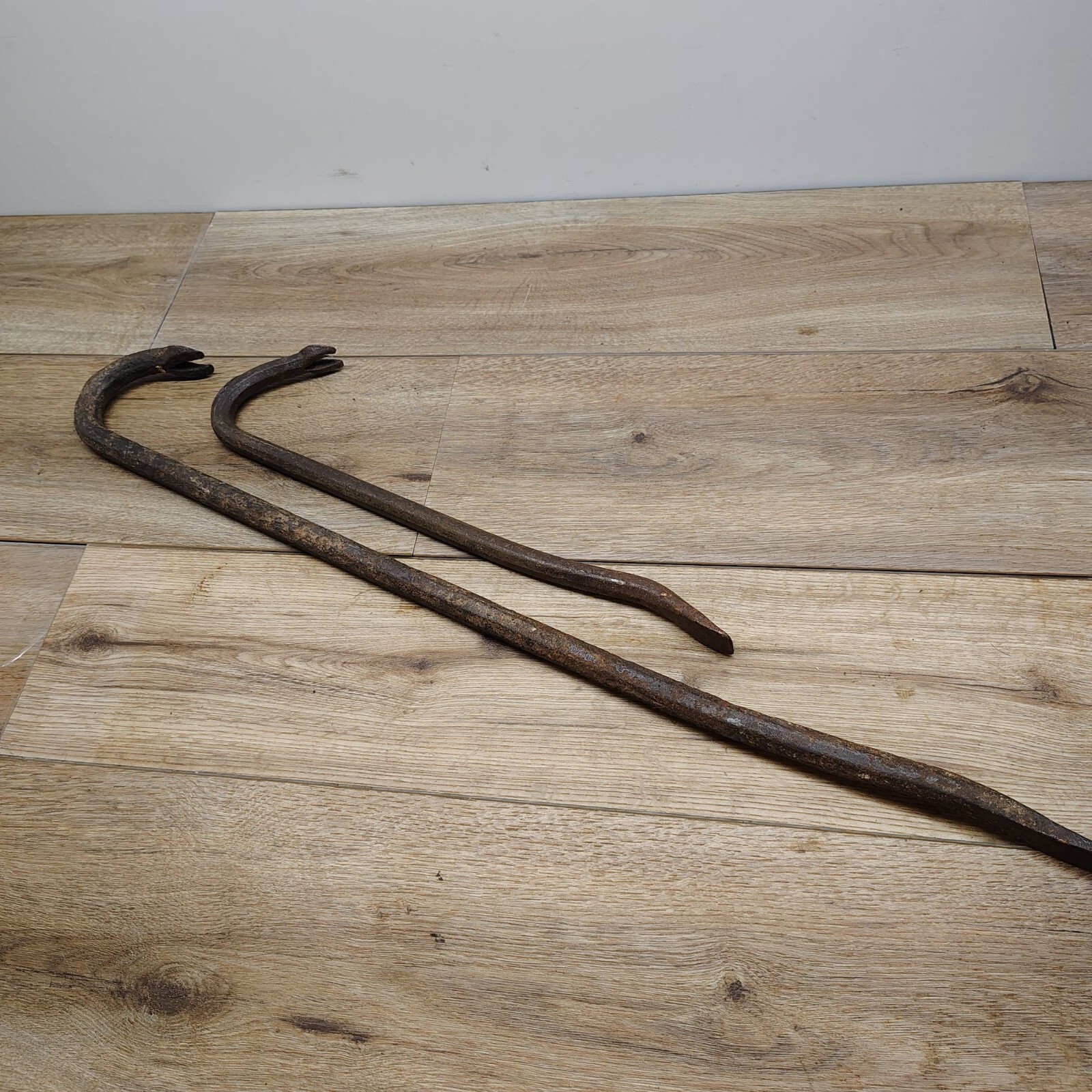 Antique Crow Bar 17 and 29 Pry Bar Steel Nail Puller 2pc Wood Tool