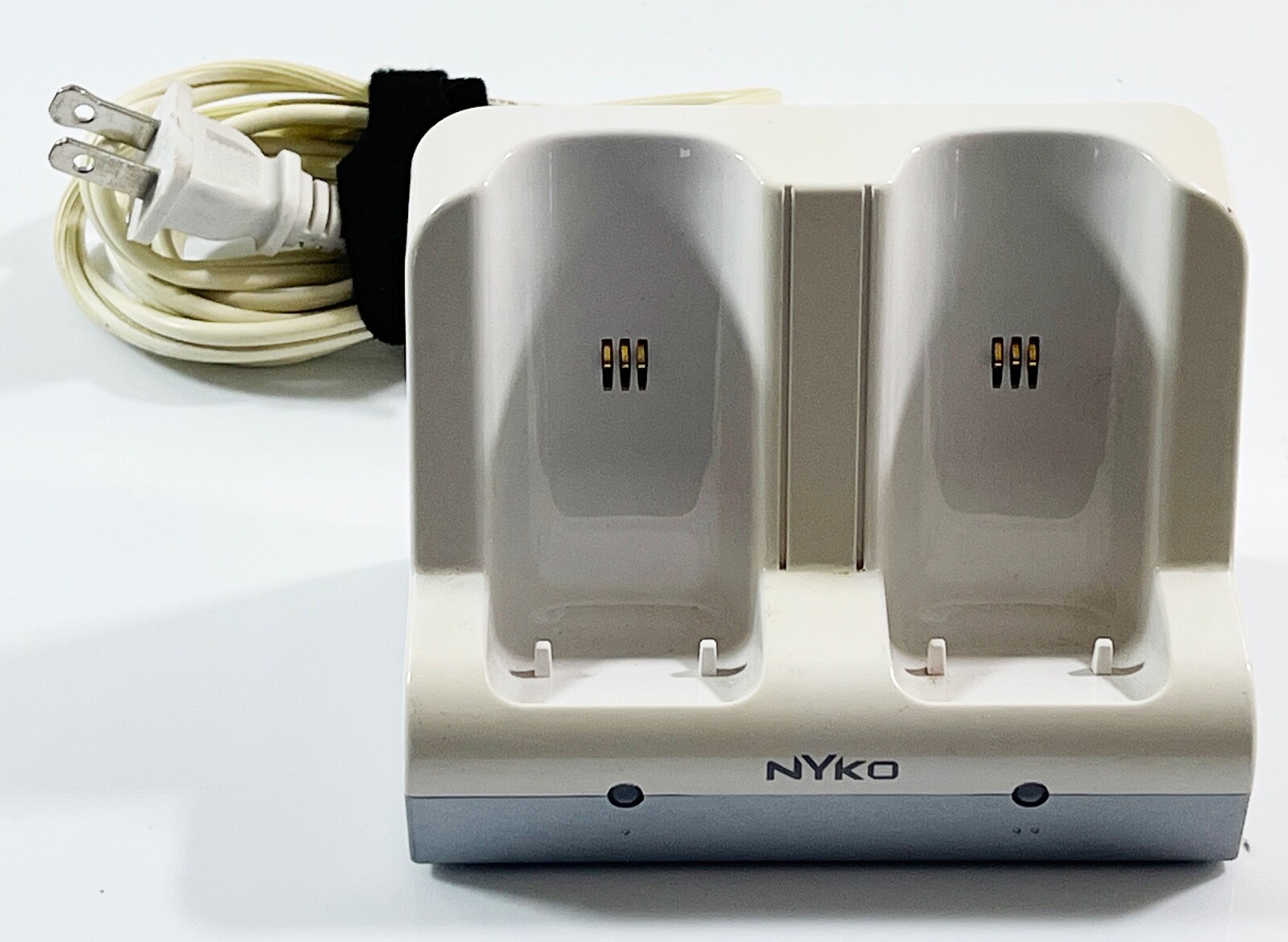 Nyko Charge Station 87000-A50 | for Nintendo Wii | White | w/ 2 Battery Covers