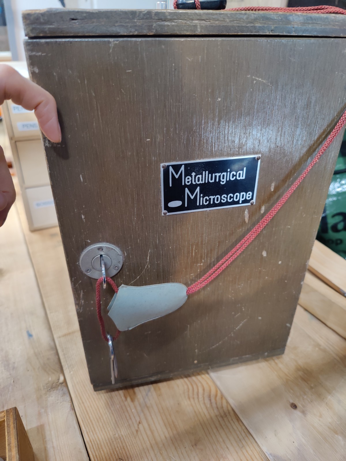 VINTAGE Metallurgical MICROSCOPE IN CASE That Locks With Keys Unitron Polaroid