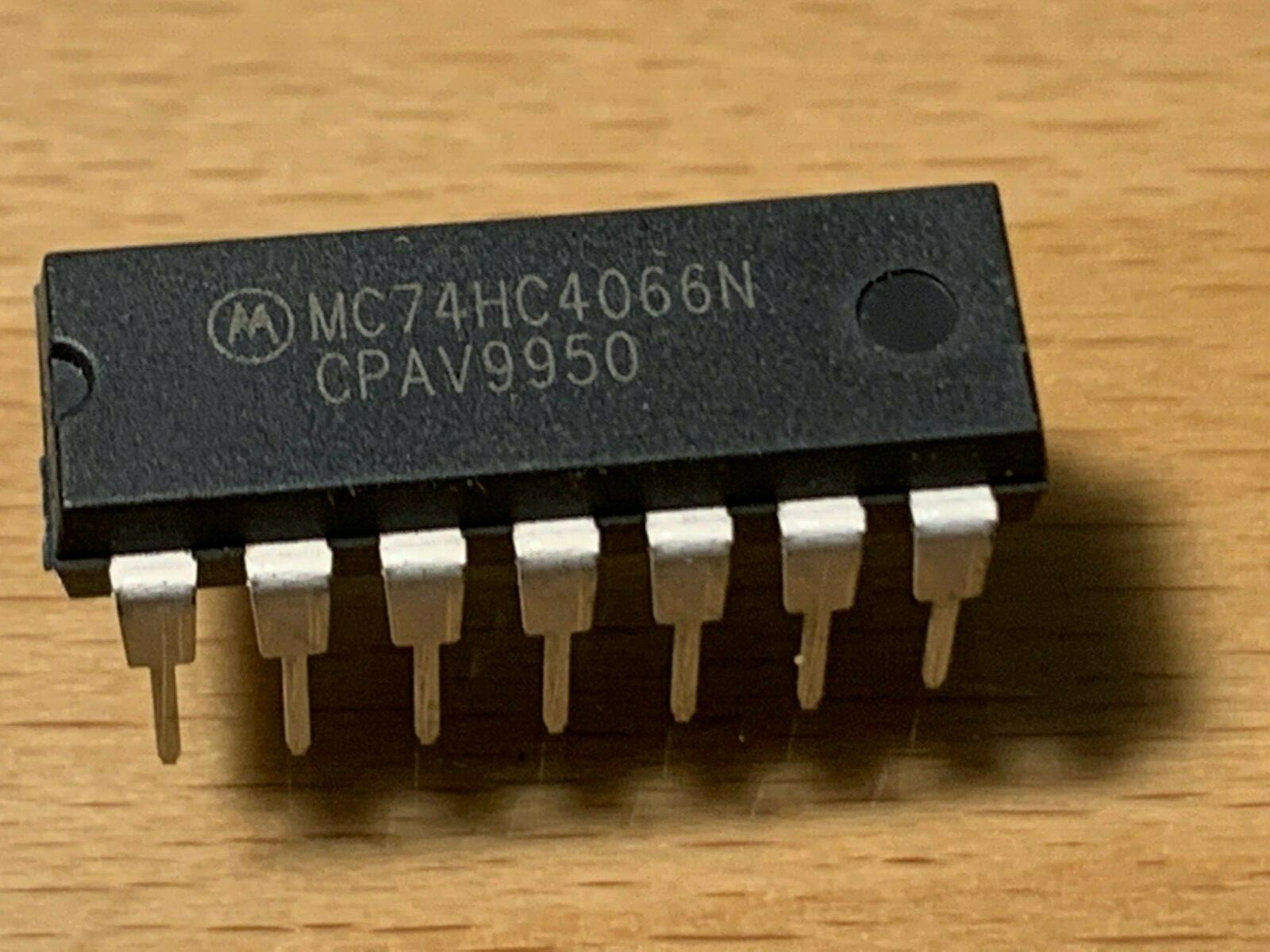 Motorola IC - MC74HC14066N - Quad Analog Switch/Quad Multiplexer, DIP14.