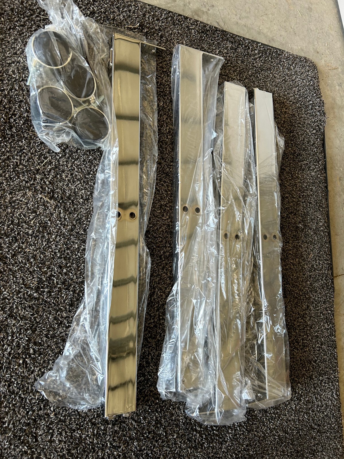 Econoco GW/4BA Chrome 4-Way Base for Grid Panels 24" legs