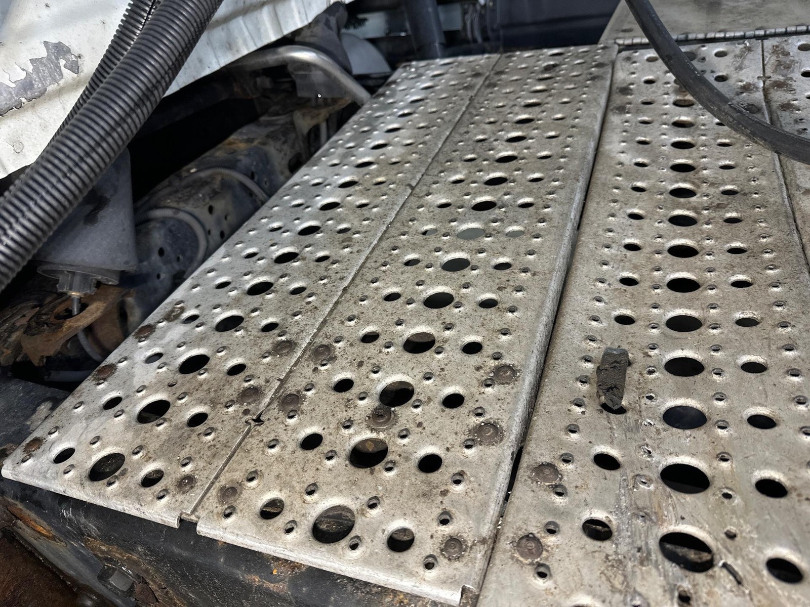 Freightliner CASCADIA 14 x 33.5 Deckplate - Used