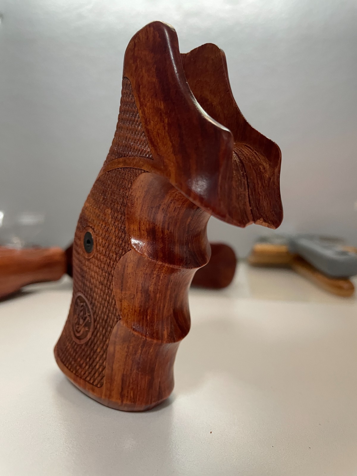 New Decorate grips For S&W, K/L Frame round butt 686 Revolver close back;KRD06