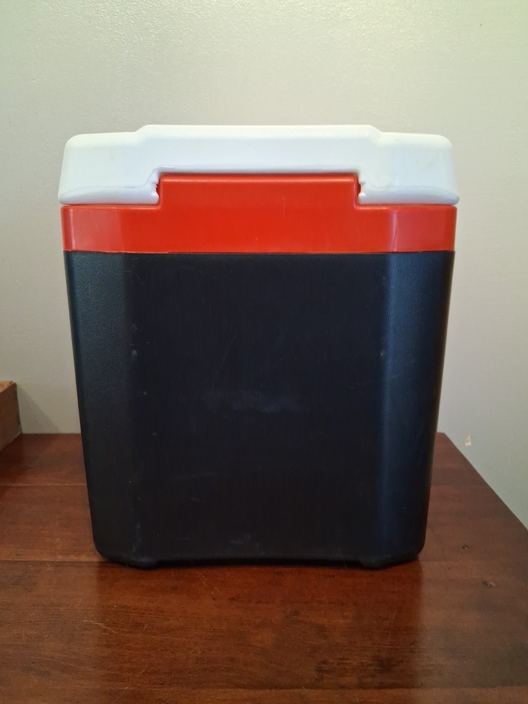 Igloo Quantum 12 cooler 18 Pack capacity Lockable USA. 12 Quart Red White Black