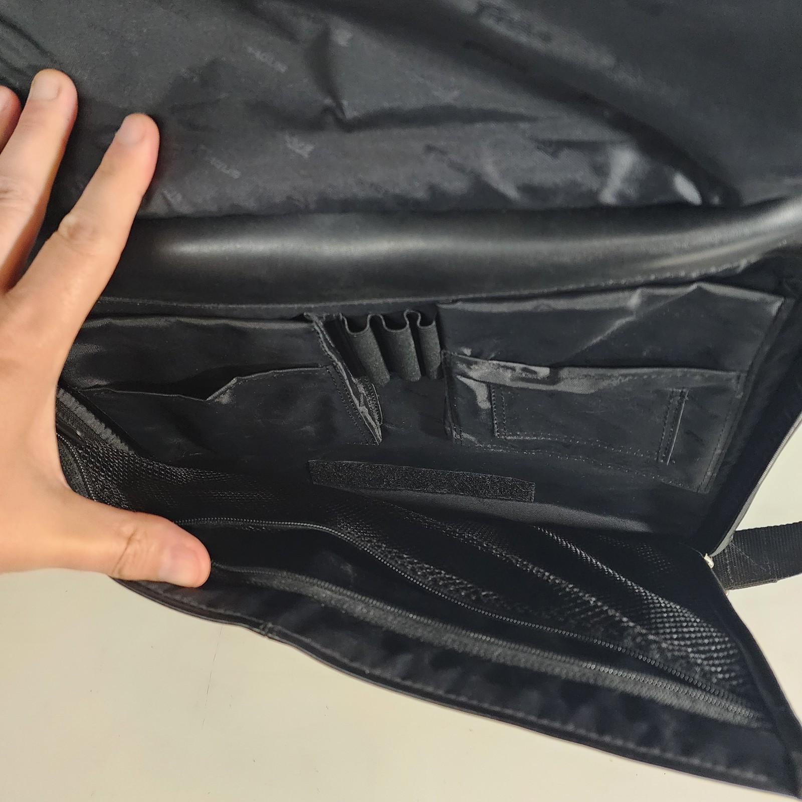 Targus KOS300 Reverse Access Notebook Case Black Koskin Leather