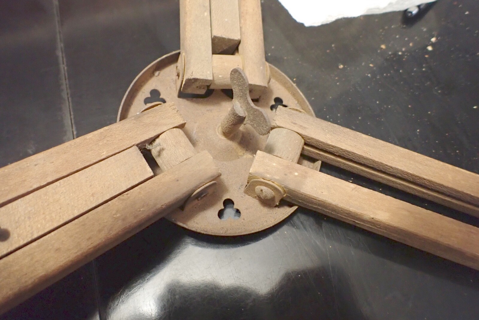 Wood Telescoping Tripod 27" to 51" Tall (Shamrock)