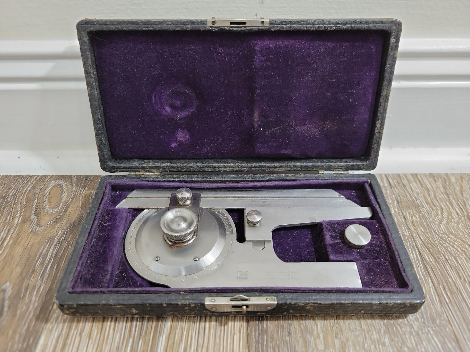 ABROWN & SHARPE UNIVERSAL BEVEL PROTRACTOR (Micrometer Protractor) May 9, 1911