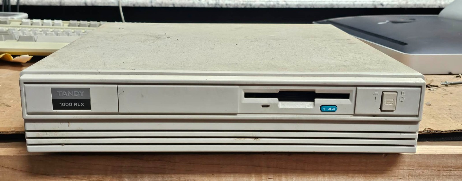 Retro Vintage Tandy 1000 RLX Desktop PC Computer Model 25-1451 Test Power/Post