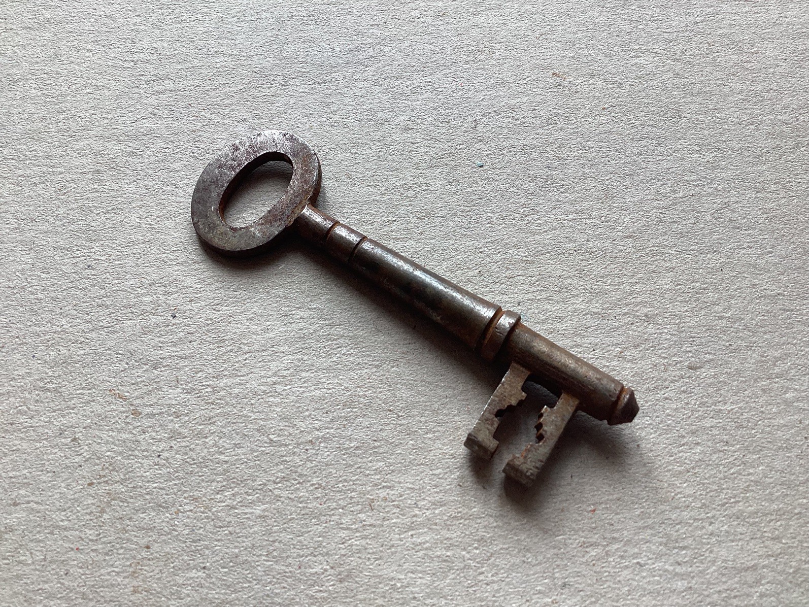ANTIQUE / EDWARDIAN IRON LOCKING KEY WITH DISTINCTIVE FEATURES. (Ref 67)
