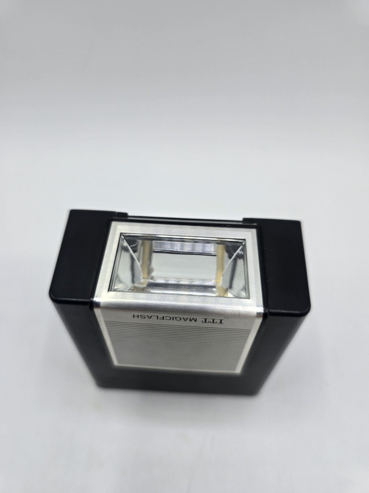 ITT Magic Flash for Polaroid Cameras That Only Use Flash Bars