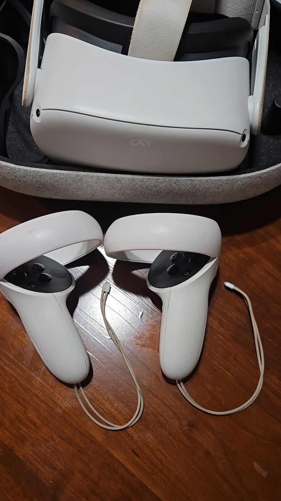 Meta Quest 2 Standalone VR Headset 90Hz White w/ Touch Controllers Case