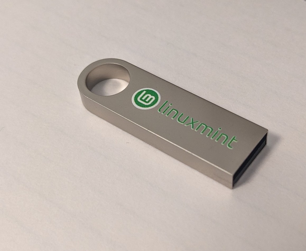 Linux Mint 22.3 USB Installer Bootable on PC & Laptop (Cinnamon version)