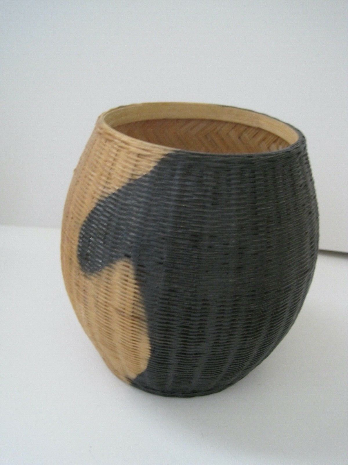 Shanghai China Woven Basket Black Natural 4 3/4" AU