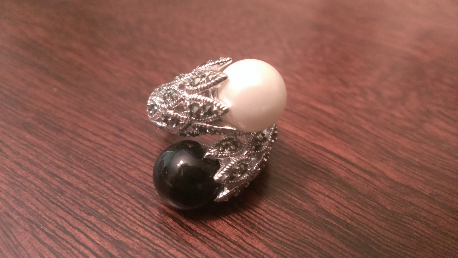 STERLING SILVER FRESHWATER BLACK & WHITE PEARL & MARCASITE RING -  SIZE 8
