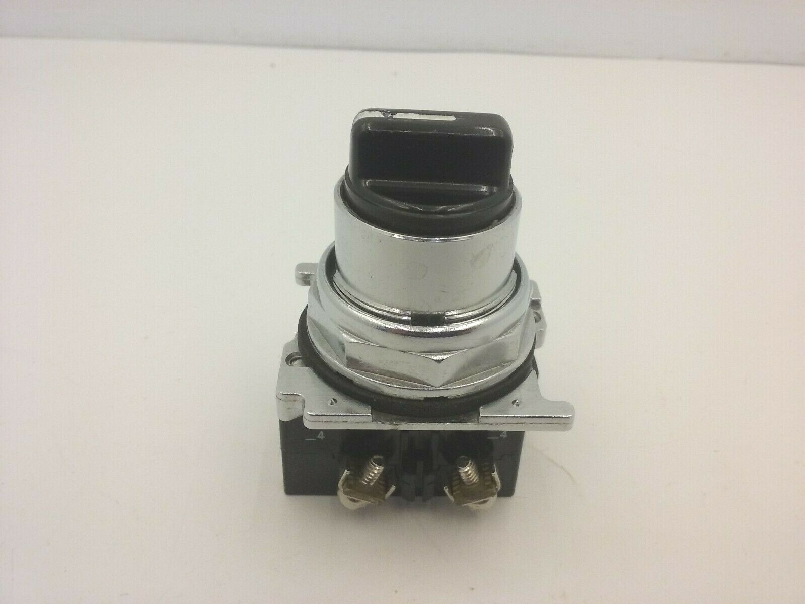 CUTLER HAMMER 102502T21KB SELECTOR SWITCH 2NO 3-POSITION CAM3
