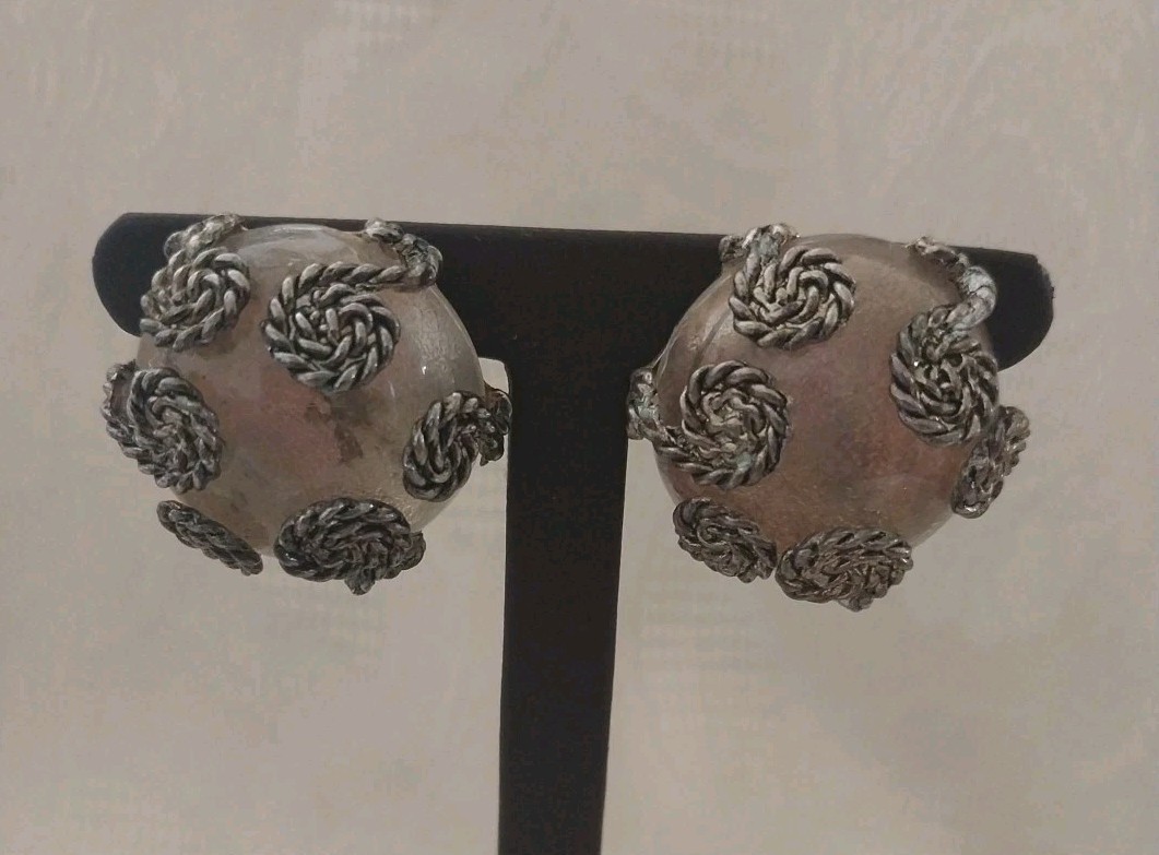 Vtg Resin Button With Metal Scroll Gold-tone Clip-on Earrings