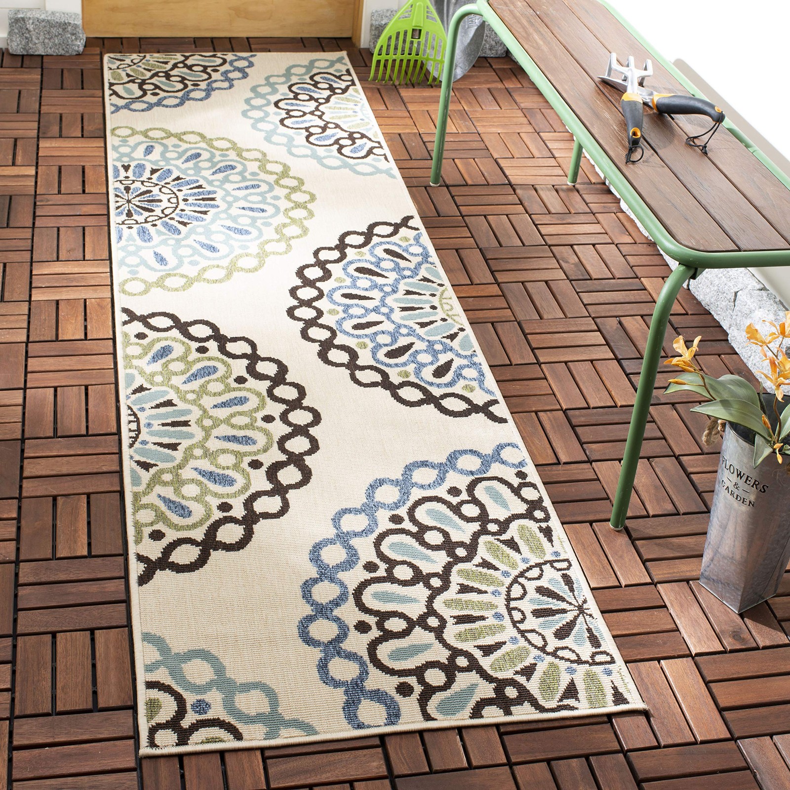 SAFAVIEH Washable Veranda Outdoor Rug 2.3x6.7 Cream Blue Non-Shedding