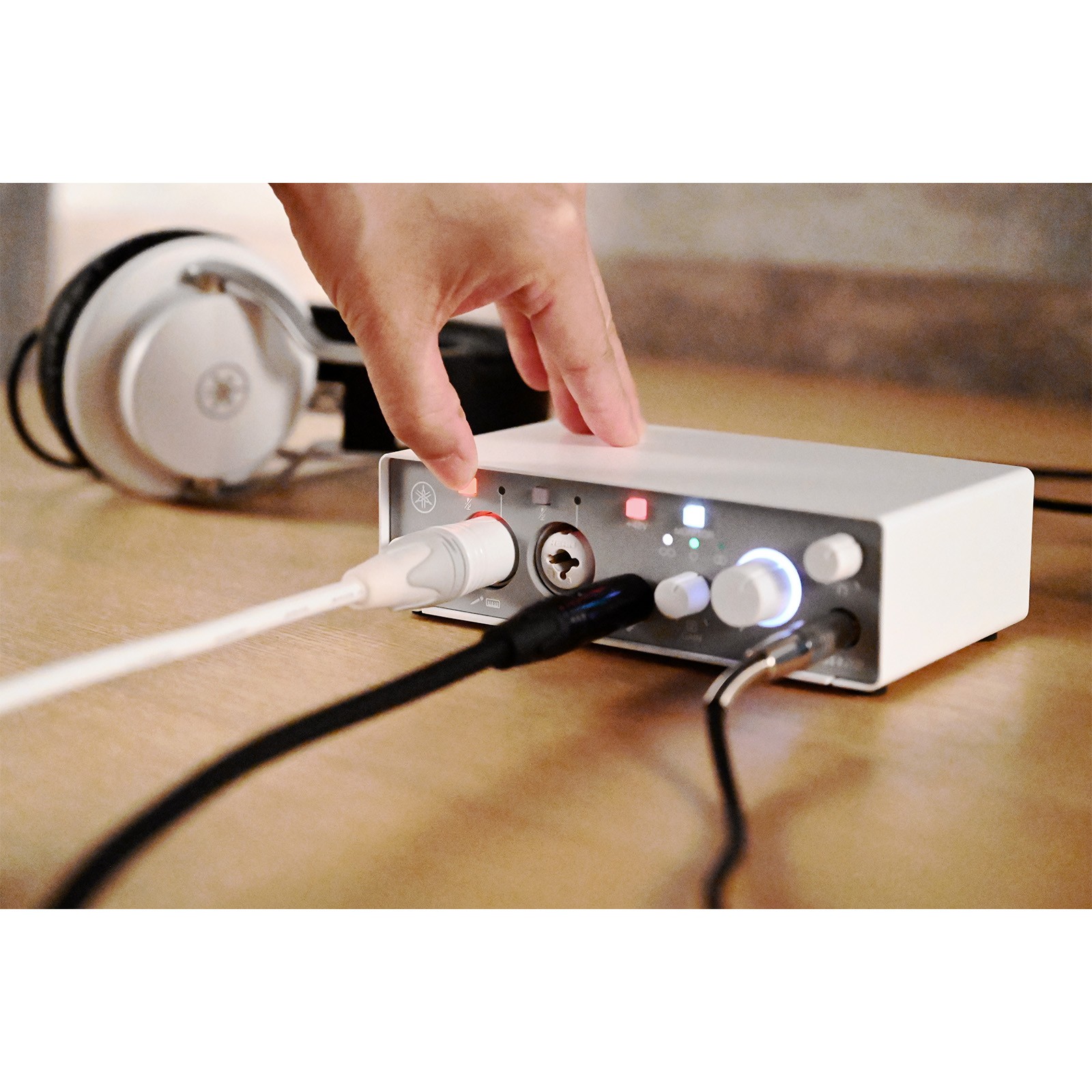 Yamaha Pro Audio UR22MK3 W White Audio Interface with Cables Package