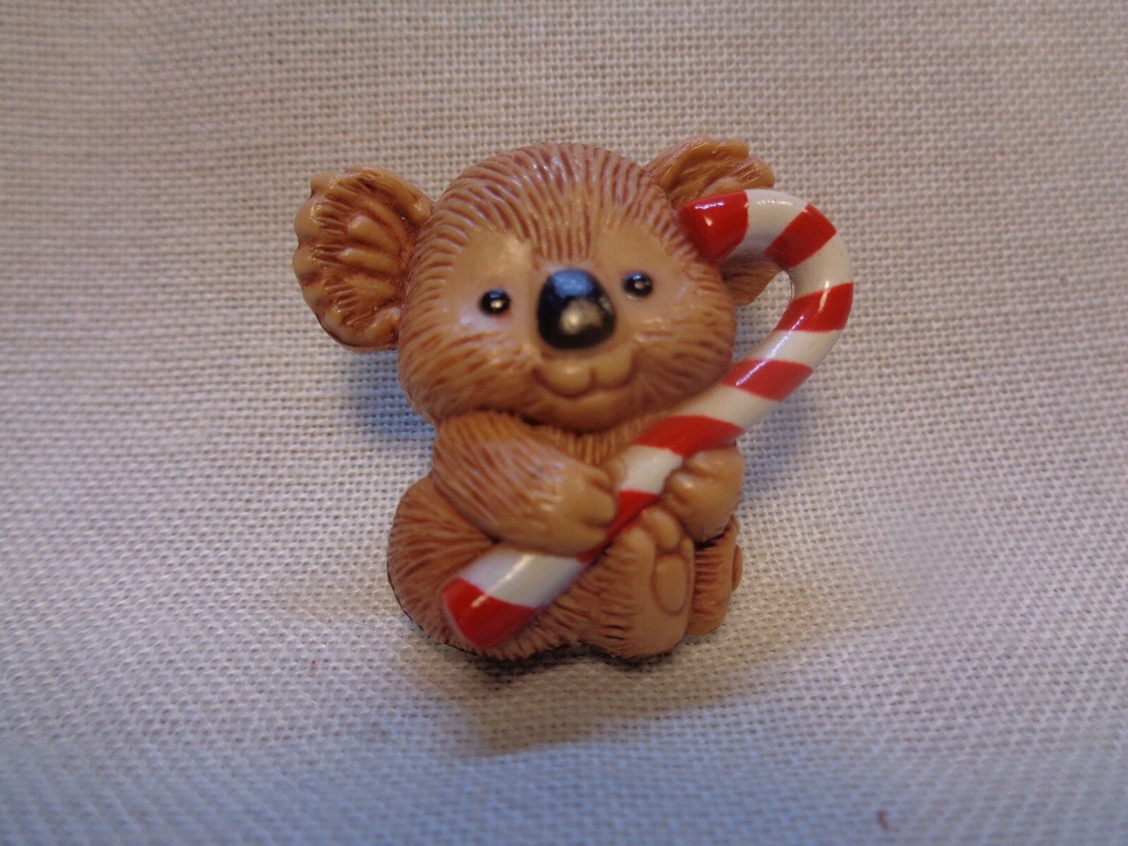 VINTAGE 1982 HALLMARK KOALA BEAR HOLIDAY LAPEL PIN (CB4113)