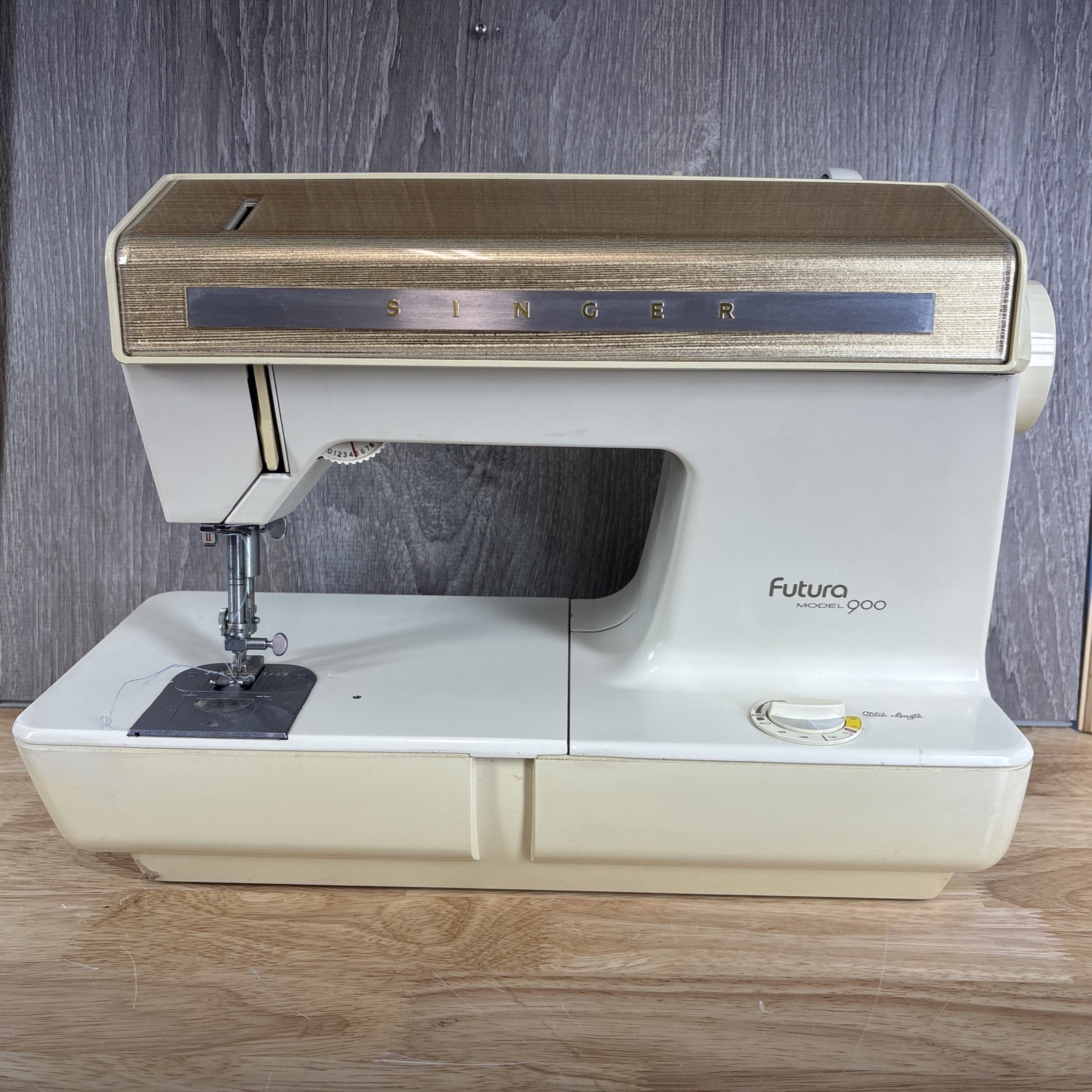 Singer Futura Model 900 Sewing Machine With Case , As Is For Parts or Repair