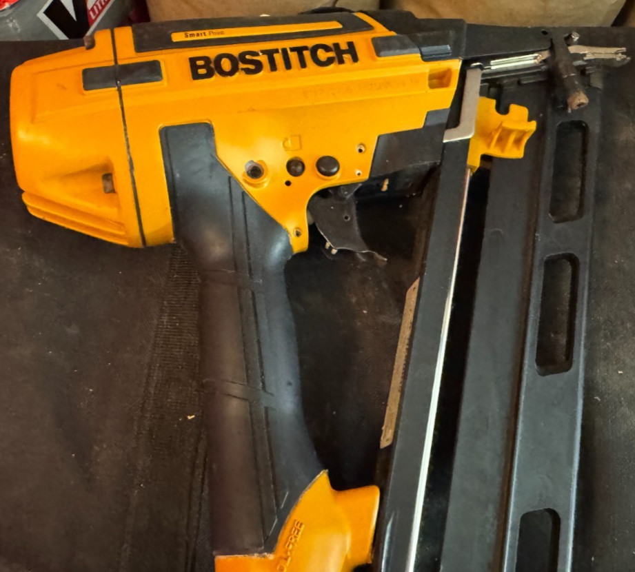 Bostitch Smart Point 2-1/2-in 15 -Gauge Pneumatic Angled Finish Nailer